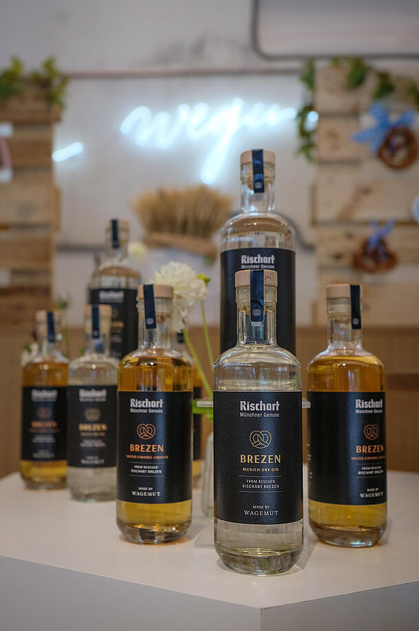 Bernsteinfarben schimmert der Likör in seiner Flasche, der Gin ist klar. Bernsteinfarben schimmert der Likör in seiner Flasche, der Gin ist klar.