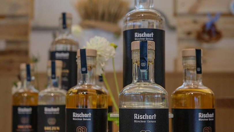 Bernsteinfarben schimmert der Likör in seiner Flasche, der Gin ist klar. Bernsteinfarben schimmert der Likör in seiner Flasche, der Gin ist klar.