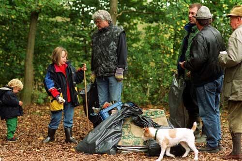 RAMADAMA - Weit gefehlt. Ramadama heißt soviel wie (auf)räumen tun wir! Von Zeit zu Zeit gehen die Leute auf den Dörfern gemeinschaftlich in den Wald und räumen dort den ganzen Unrat weg, damit es schön sauber ist und die Natur erhalten bleibt. Super Bayern!