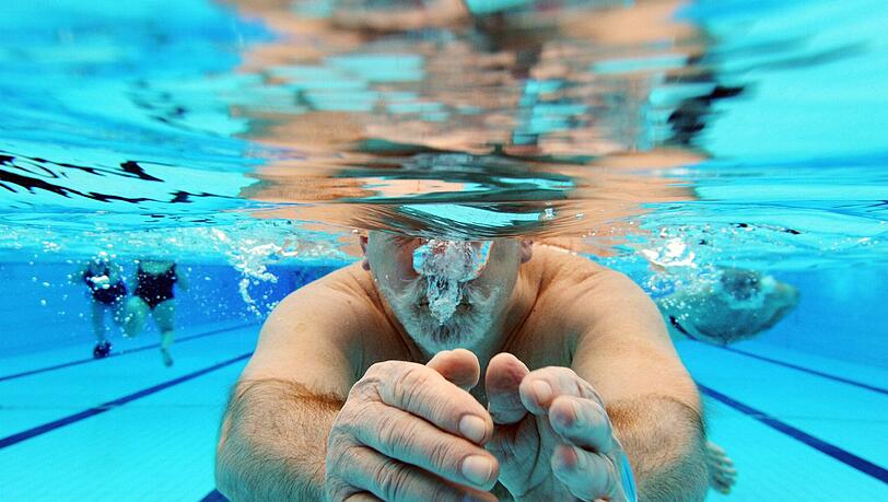 Schwimmen macht runzlige Finger. Schwimmen macht runzlige Finger.