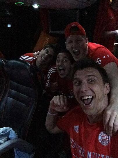 Mario Mandzukic mit Impressionen aus dem Mannschaftsbus: Ajmoooo :-D