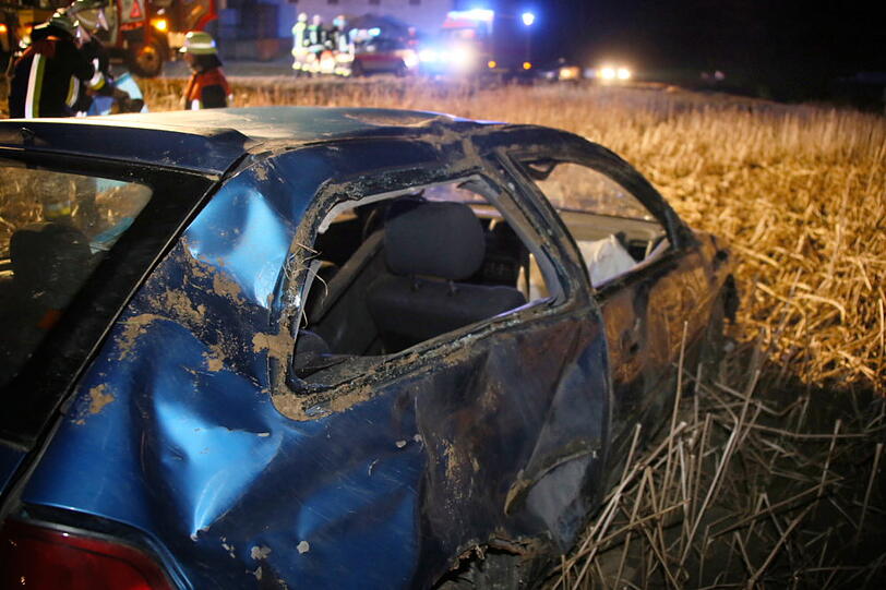 Bilder des Autounfalls aus Kehrham. Das Fahrzeug überschlug sich mehrmals und begrub den 52 Jahre alten Fahrer unter sich.