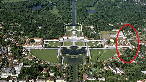 Das Schloss Nymphenburg aus der Luft: In den rot markierten Trakt in der Maria-Ward-Straße könnten Flüchtlinge einziehen.