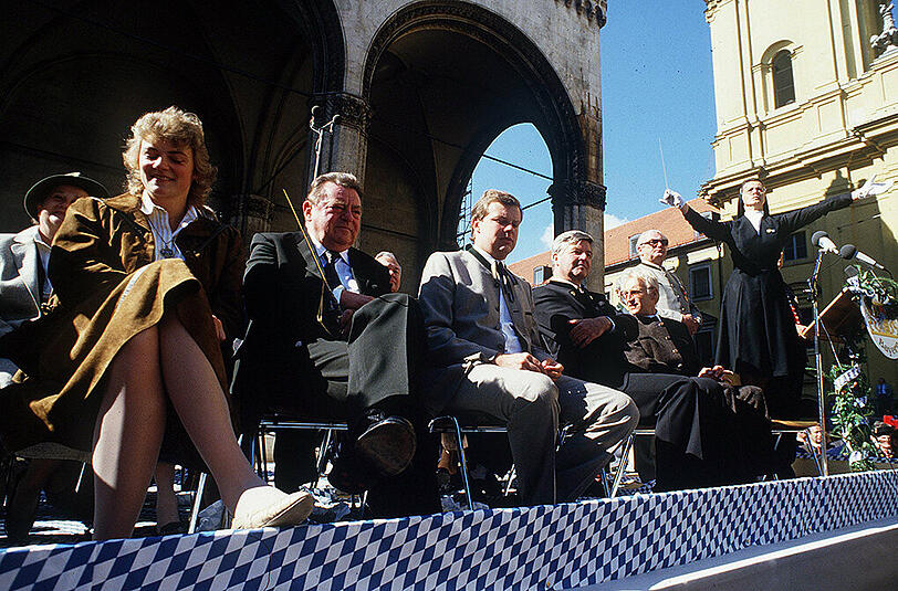 Die Schwester gibt den Ton an: FJS an seinem 70. Geburtstag zwischen Tochter Monika und Sohn Max vor der Feldherrnhalle.