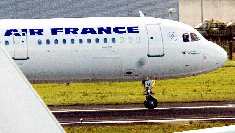 Prognosen zufolge wird am Samstag jeder vierte Flug von und nach Paris ausfallen, der Schwerpunkt des Arbeitskampfes liegt bei den Mittelstrecken. Prognosen zufolge wird am Samstag jeder vierte Flug von und nach Paris ausfallen, der Schwerpunkt des Arbeitskampfes liegt bei den Mittelstrecken.