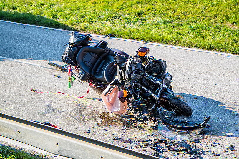 Auf der B20 bei Bayerisch Gmain kollidierten die beiden Motorräder frontal.