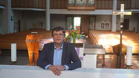 Pfarrer Ulrich Haberl allein in seiner Christuskirche in Neuhausen: Von hier schickt er nun Videobotschaften an seine Gemeindemitglieder.