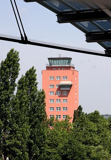 Unschwer zu erkennen: der rostrote Tower in Riem.