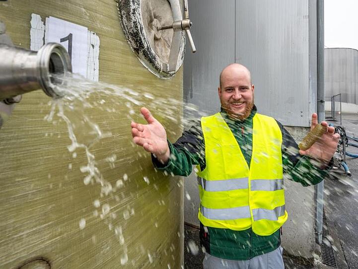 Patrick Biebl von der Firma Develey steht neben einem Behälter mit Salzwasser aus der Gurkenproduktion. Foto: Armin Weigel/dpa