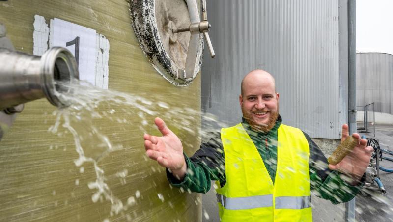 Patrick Biebl von der Firma Develey steht neben einem Behälter mit Salzwasser aus der Gurkenproduktion. Foto: Armin Weigel/dpa