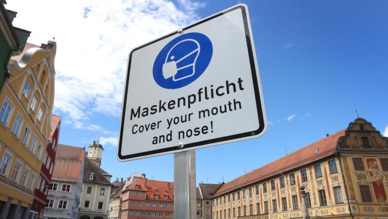 Trotz sinkender Corona-Fallzahlen sollte mancherorts weiterhin eine Maske getragen werden.