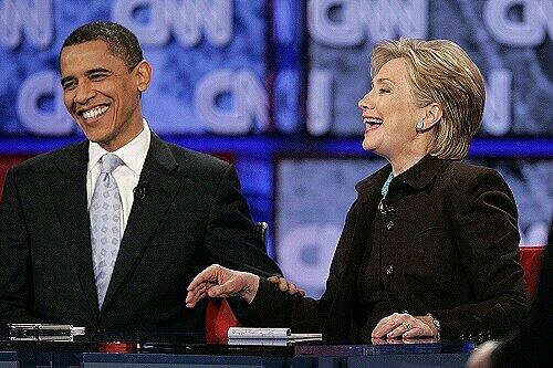 Wer ist der größere Patriot? Demokratische Kandidaten Obama und Clinton (re.)