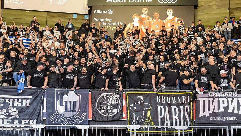 Die Belgrad-Fans am Donnerstagabend im Audi Dome.