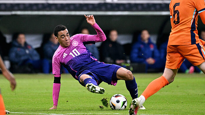 Jamal Musiala rutschte im Länderspiel gegen die Niederlande gleich mehrfach auf dem seifigen Rasen aus.