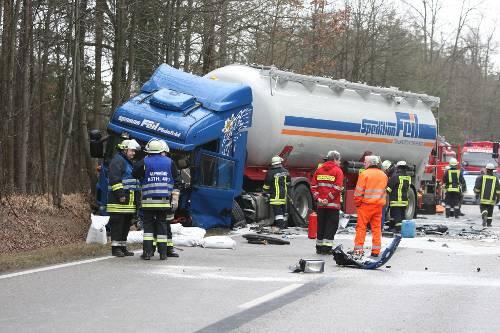Der Fahrer des Lkw wollte noch ausweichen, doch das Cabrio prallte frontal gegen die Schnauze des 40-Tonners.