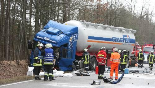 Der Fahrer des Lkw wollte noch ausweichen, doch das Cabrio prallte frontal gegen die Schnauze des 40-Tonners. Der Fahrer des Lkw wollte noch ausweichen, doch das Cabrio prallte frontal gegen die Schnauze des 40-Tonners.