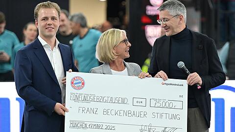 FCB-Präsident Herbert Hainer (70) überreicht Joel und Heidi Beckenbauer einen Scheck für die Franz-Beckenbauer-Stiftung.