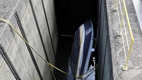 Versuche der Feuerwehr, das Boot zu bergen, blieben laut Polizei zunächst ohne Erfolg. (Foto Handout)