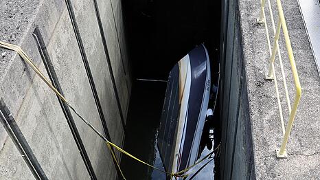 Versuche der Feuerwehr, das Boot zu bergen, blieben laut Polizei zunächst ohne Erfolg. (Foto Handout)