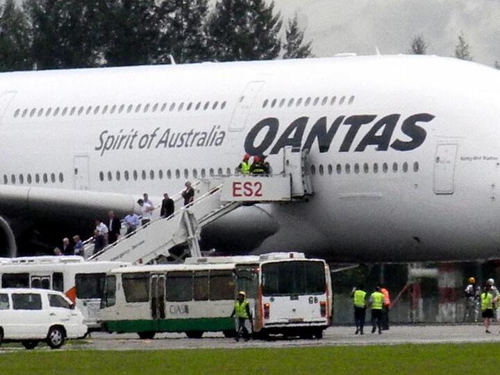 Erst am Donnerstag hatte ein Airbus A380 nach einem Triebwerksbrand in Singapur notlanden müssen.