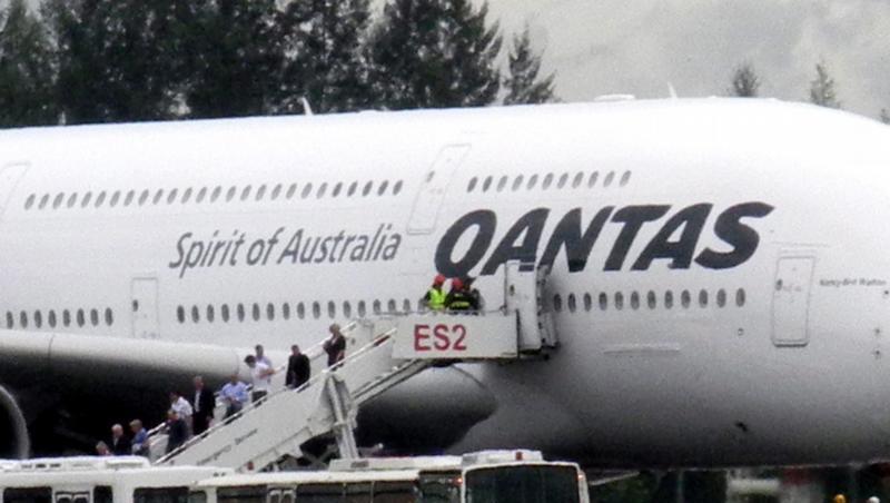 Erst am Donnerstag hatte ein Airbus A380 nach einem Triebwerksbrand in Singapur notlanden müssen. Erst am Donnerstag hatte ein Airbus A380 nach einem Triebwerksbrand in Singapur notlanden müssen.