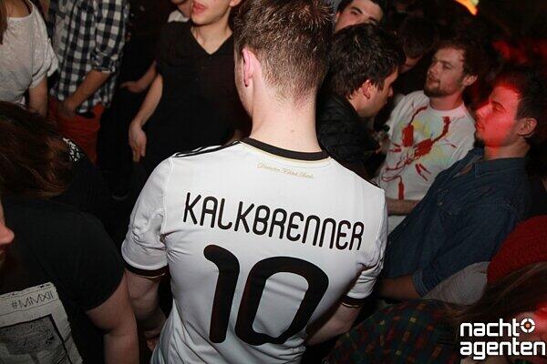 Die Beats von Fritz Kalkbrenner heizen den Feierwütigen beim "Eastend Weekender 2012" in der Theaterfabrik so richtig ein. Mehr Bilder unter: www.nachtagenten.de.