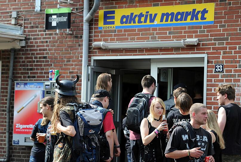 Am Mittwoch kamen die meisten Fans schon angereist, um am Donnerstag das größte Metal-Festival der Welt zu feiern. Aufgrund von Regenfällen waren Teile des Festivalgeländes noch ziemlich matschig - doch wen störts? Die Metall-Fans jedenfalls nicht! Die Bilder von Anreise und erstem Abend