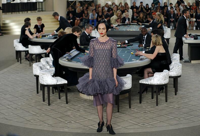 Couture im Casino: Ein Chanel-Model vor den Roulette-Tischen, die die Kulisse bilden.