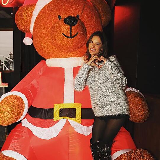 Herzig: &bdquo;Victoria&rsquo;s Secret&ldquo;-Engelchen Alessandra Ambrosio posiert mit einem Christmas-Teddy in Riesengröße.