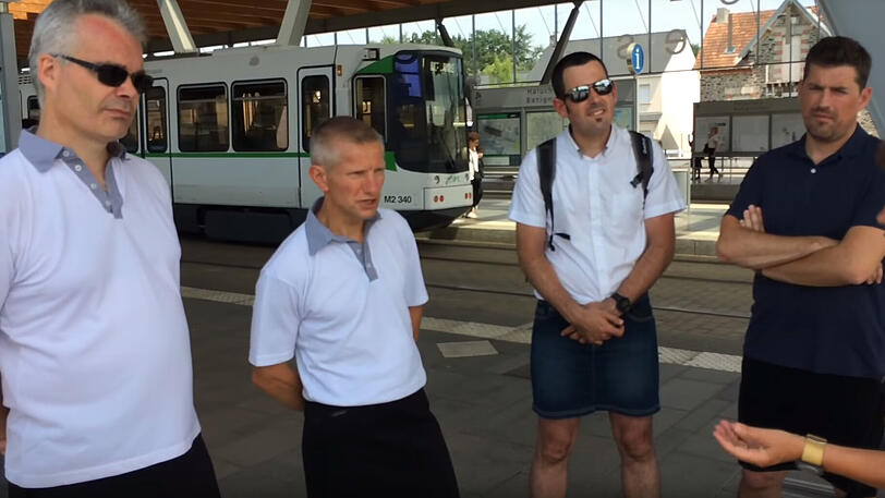 Weil sie trotz heißer Temperaturen keine Shorts tragen dürfen, erschienen einige Busfahrer in Frankreich in einem Rock zur Arbeit.