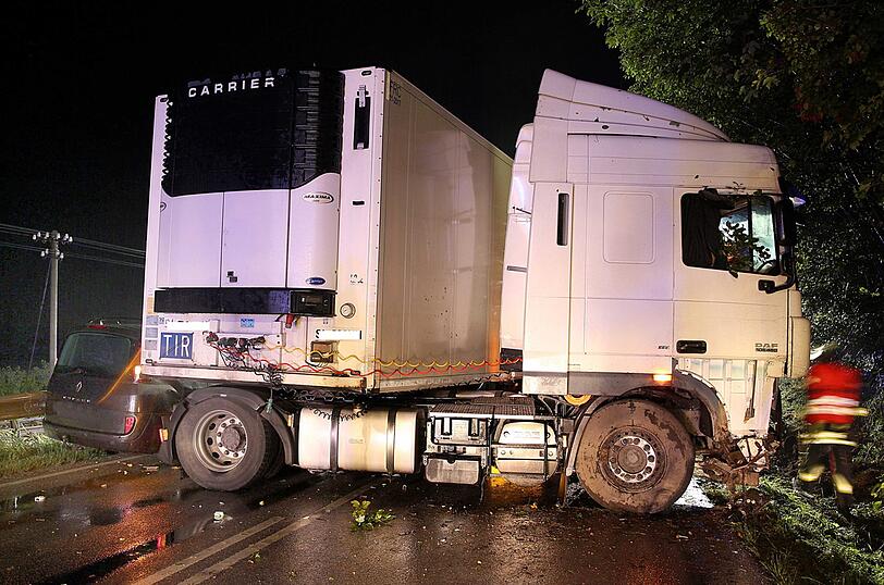 Trümmerfeld auf der B304 - die Straße musste für Stunden gesperrt werden. Bilder vom Bergungseinsatz.