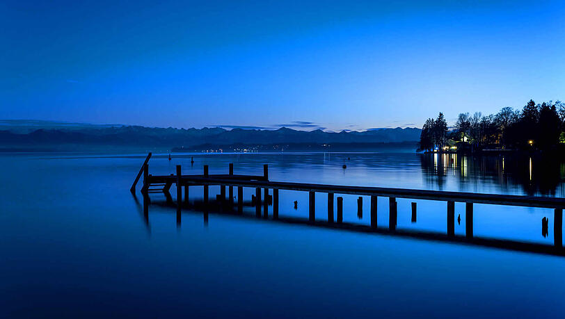 Der Starnberger See bei Nacht. (Archivbild)