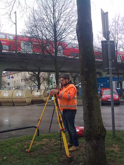 An der Kupferhammerstraße waren Arbeiter am Donnerstag dabei, die Winkel zu vermessen.