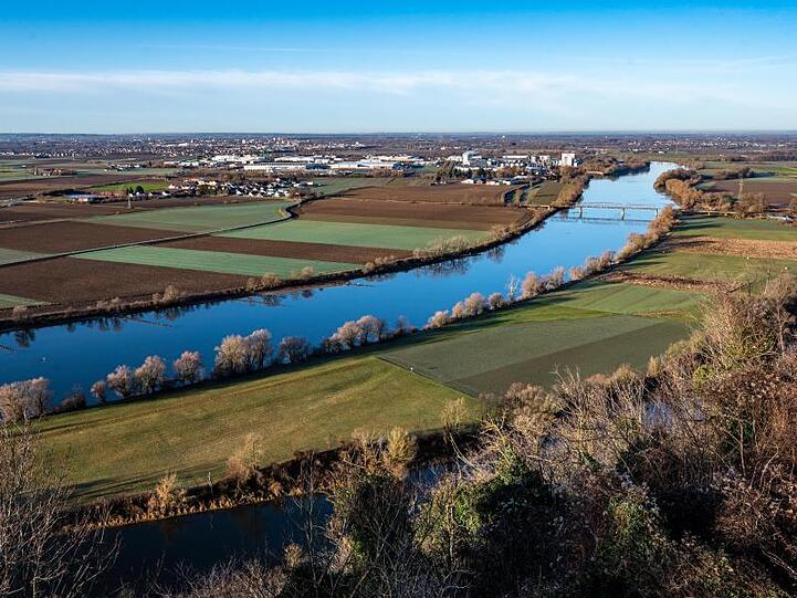 Blick vom Bogenberg (Landkreis Straubing-Bogen) auf die Donau. Foto: Armin Weigel/dpa/Archivbild