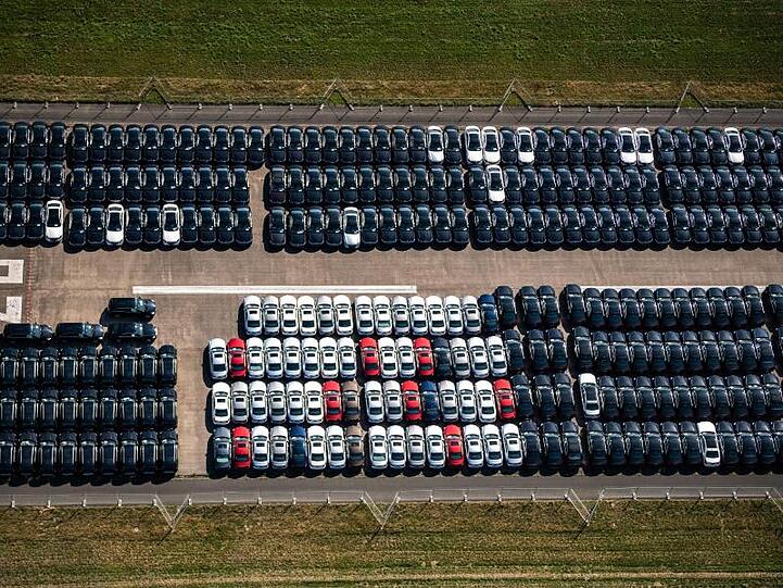 Fahrzeuge stehen auf einem ehemaligen Flugplatz. Foto: Mohssen Assanimoghaddam/dpa/Symbolbild