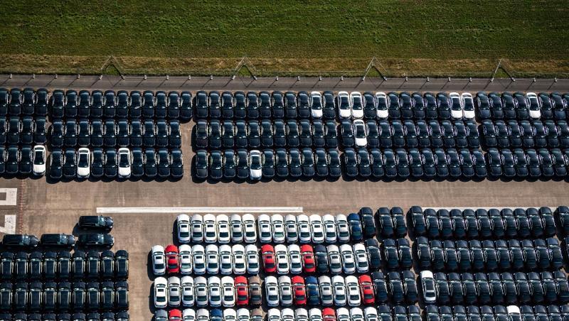 Fahrzeuge stehen auf einem ehemaligen Flugplatz. Foto: Mohssen Assanimoghaddam/dpa/Symbolbild Fahrzeuge stehen auf einem ehemaligen Flugplatz. Foto: Mohssen Assanimoghaddam/dpa/Symbolbild