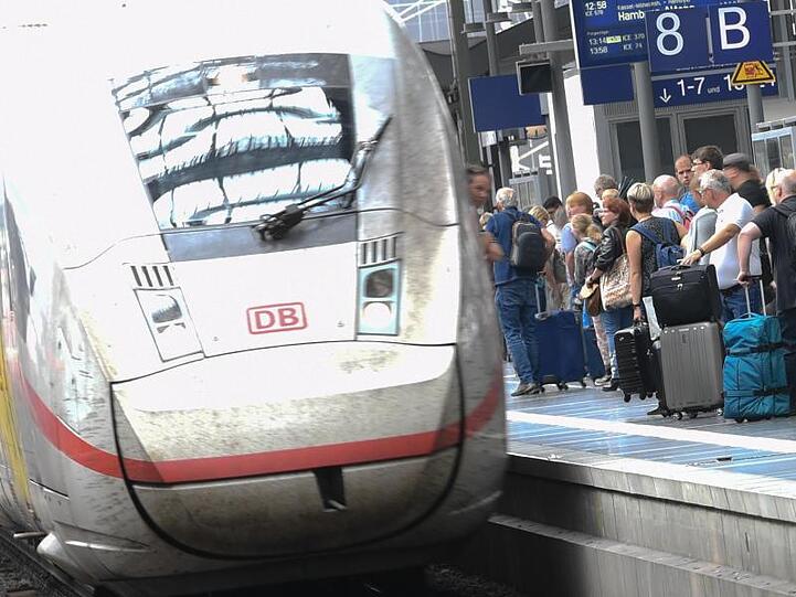 Bundeswehr und Bahn haben sich auf Gratis-Bahnfahrten für Soldaten geeinigt - zunächst im Fernverkehr.