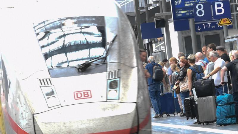 Bundeswehr und Bahn haben sich auf Gratis-Bahnfahrten für Soldaten geeinigt - zunächst im Fernverkehr. Bundeswehr und Bahn haben sich auf Gratis-Bahnfahrten für Soldaten geeinigt - zunächst im Fernverkehr.