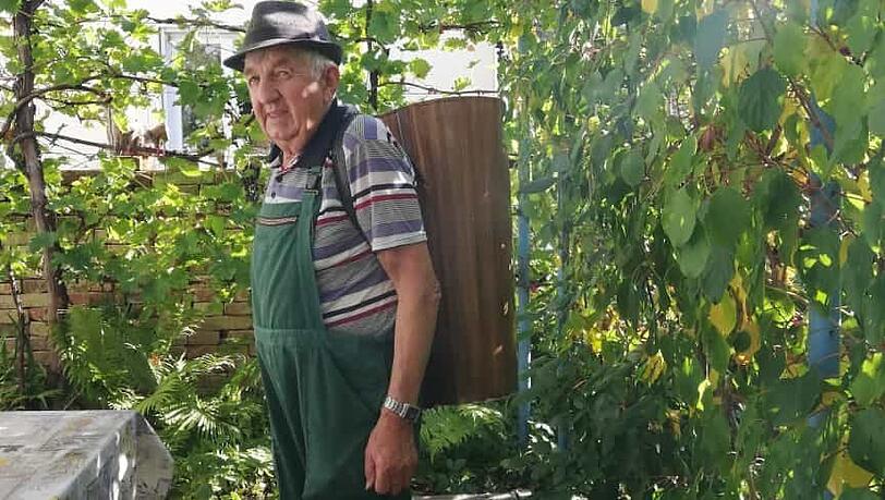 Wilhelm Maurer bei der Lese im Garten direkt vor der Haustür. Wilhelm Maurer bei der Lese im Garten direkt vor der Haustür.