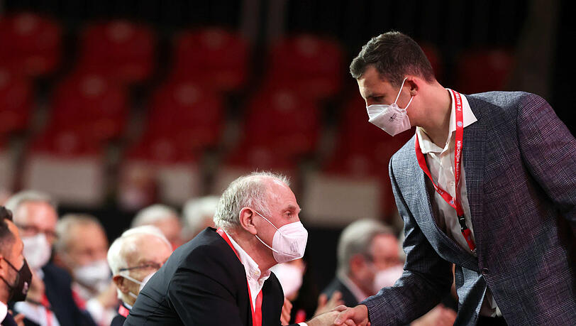 "Ich habe seine schwere Geschichte ja sehr hautnah verfolgt. Ich hoffe und wünsche mir nur, dass er wieder zurückkommt", sagt Hoeneß über Paul Zipser (r.). "Ich habe seine schwere Geschichte ja sehr hautnah verfolgt. Ich hoffe und wünsche mir nur, dass er wieder zurückkommt", sagt Hoeneß über Paul Zipser (r.).