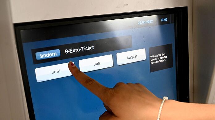 Die Bundesregierung hat Ende März 2022 ein Energie-Entlastungspaket vorgestellt. Darin ist unter anderem ein zeitlich begrenztes 9-Euro-Ticket für den öffentlichen Personennahverkehr vorgesehen.