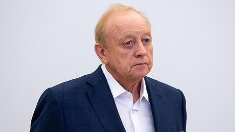 Star-Koch Alfons Schuhbeck steht in einem Gerichtssaal des Landgerichts München I.