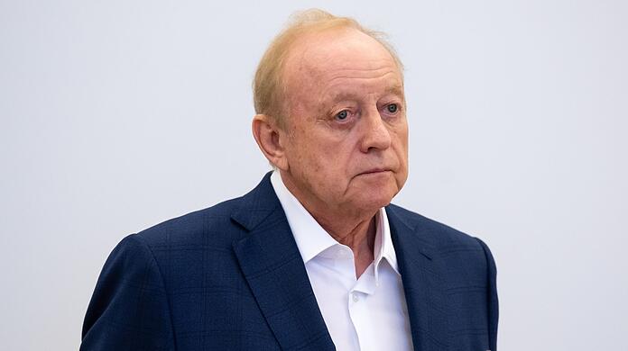 Star-Koch Alfons Schuhbeck steht in einem Gerichtssaal des Landgerichts München I.