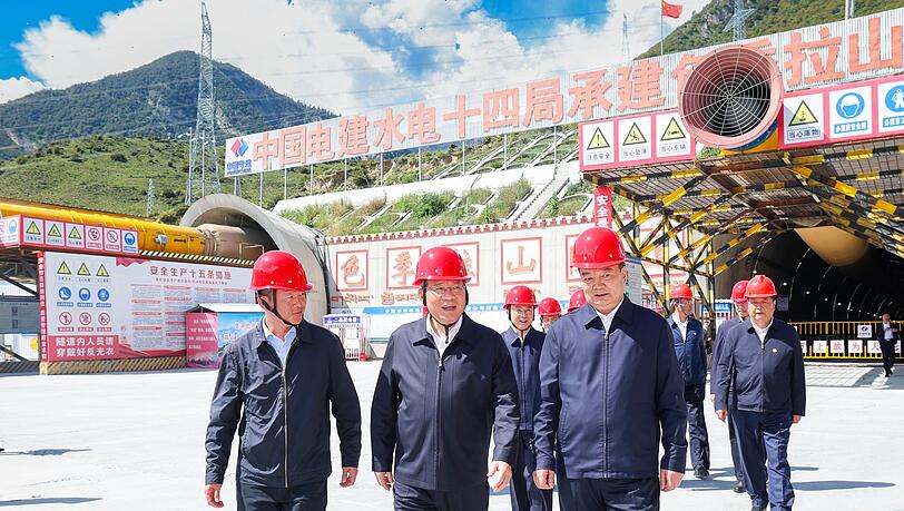 Chinas Ministerpräsident Li besuchte in Tibet auch andere Großbauprojekte.