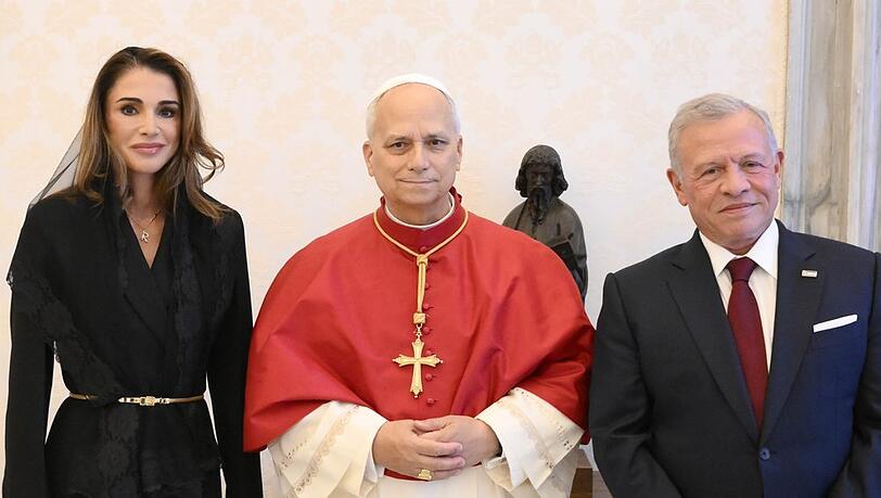 Königin Rania und König Abdullah II. posieren mit Papst Leo XIV.