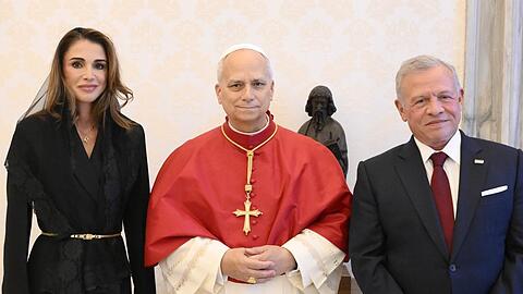 Königin Rania und König Abdullah II. posieren mit Papst Leo XIV.