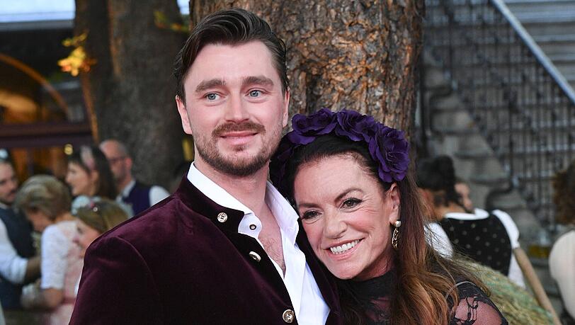 Lambert Dinzinger jr. ist der Sohn von Schauspielerin Christine Neubauer. Lambert Dinzinger jr. ist der Sohn von Schauspielerin Christine Neubauer.
