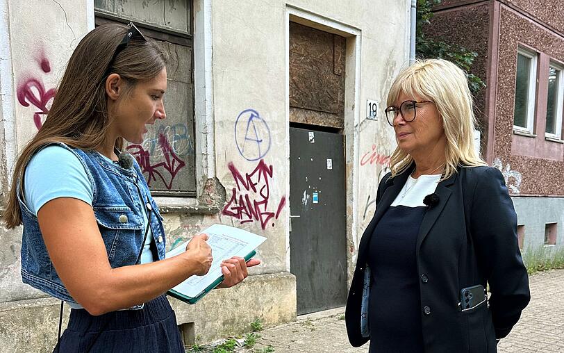 Die Magdeburger Oberb&uuml;rgermeisterin Simone Borris (rechts) beklagt gegen&uuml;ber Filmemacher Jana Gareis die gesetzlichen Vorgaben.
