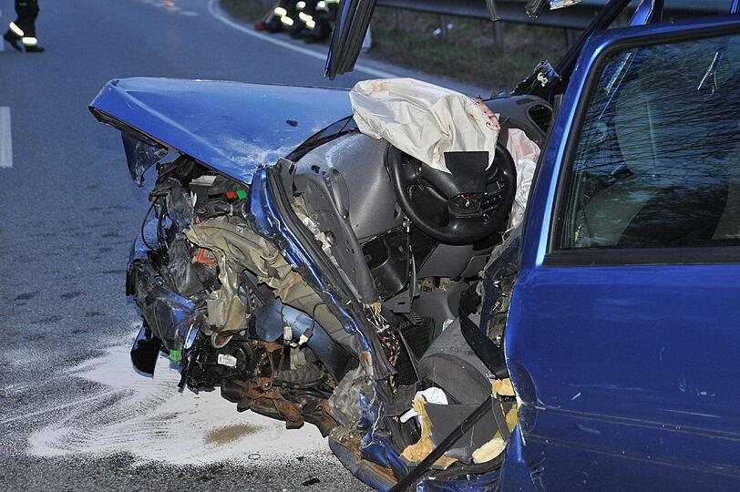 Der Fahrer eines Pkws kam auf der Bundesstraße auf die Gegenfahrbahn - er wurde tödlich verletzt.