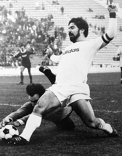 sagenhafte 365 Mal ins gegnerische Tor. Damit ist er bis heute Rekordtorschütze der Bundesliga. Auch Gerd Müllers 40 Tore aus der Saison 1971/72 sind bis heute unübertroffen.